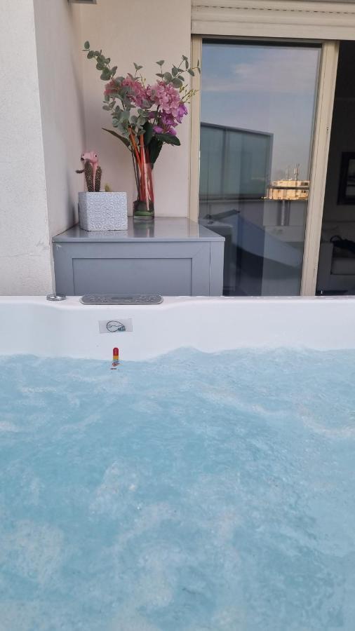 Penthouse 40 In Trastevere With Seasonally Jacuzzi Rzym Zewnętrze zdjęcie